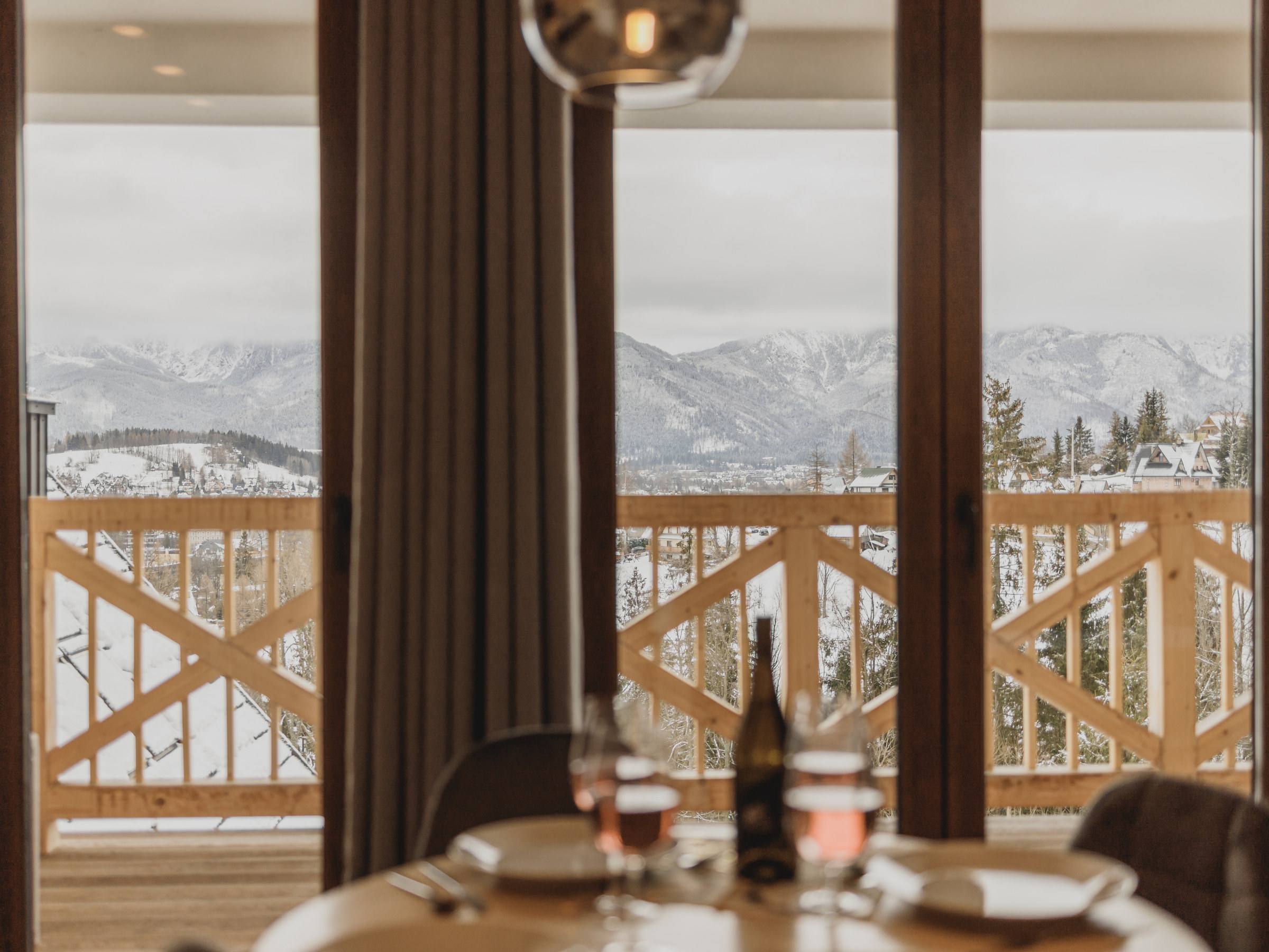 Stół w apartamencie z widokiem na zaśnieżone Tatry