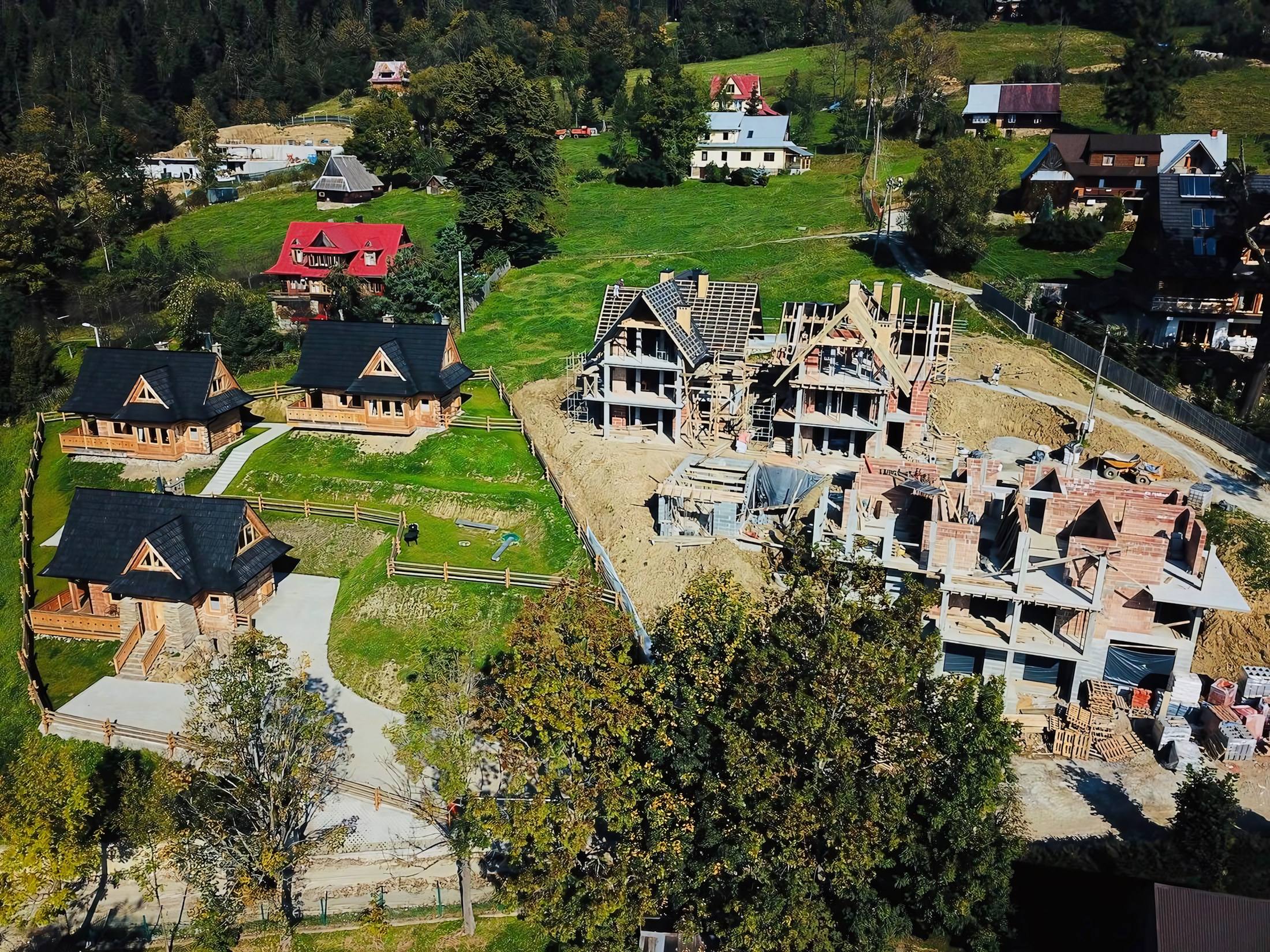 Domy z bali obok budowy Apart H900