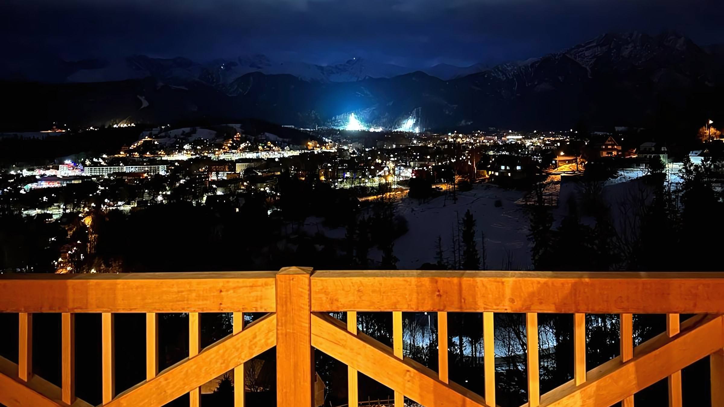 Widok z balkonu nocą na Zakopane i Tatry