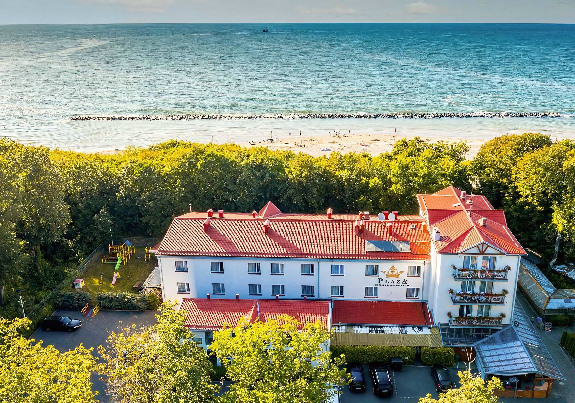 Plaza Resort SPA z lotu ptaka, plaża i morze o zachodzie słońca