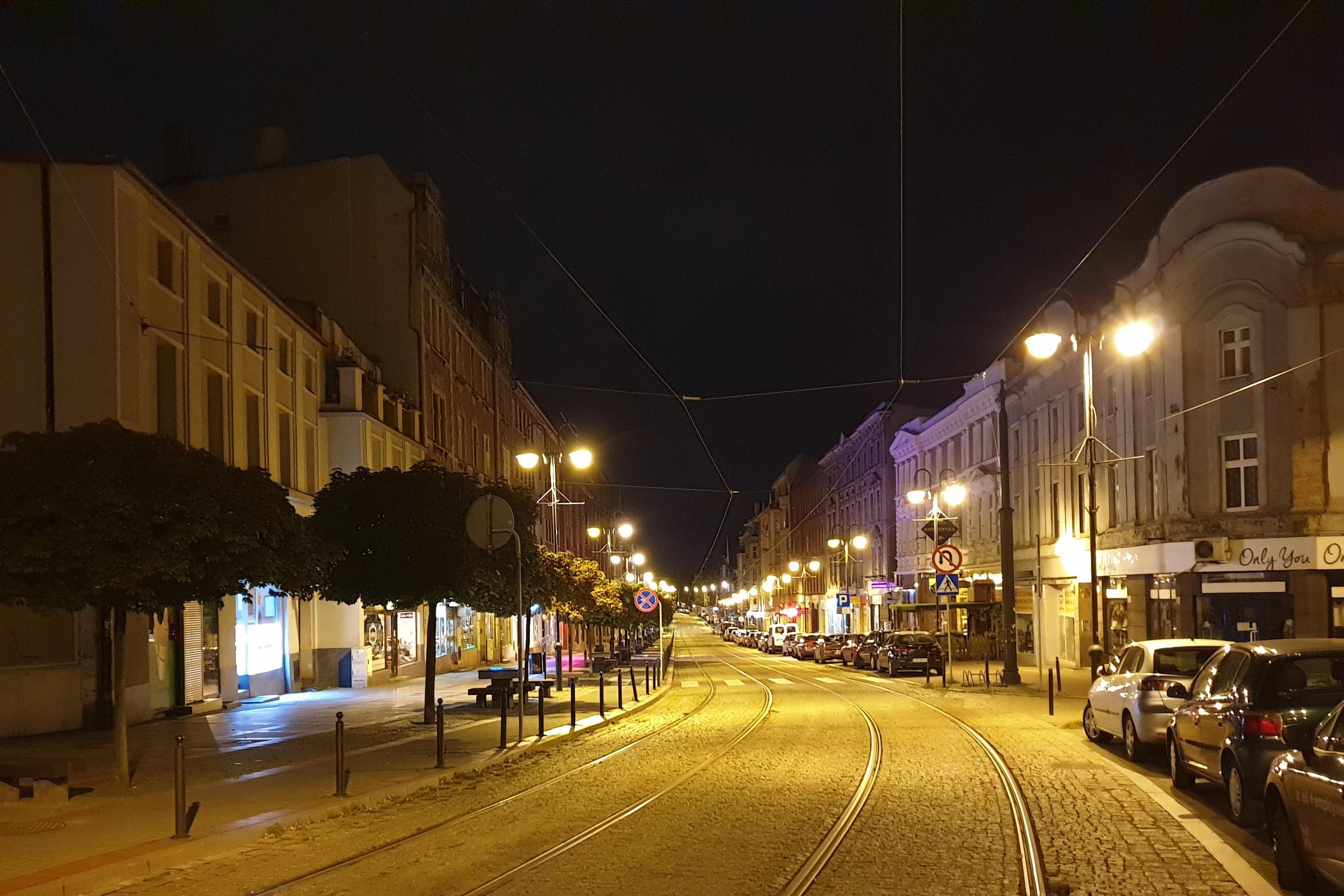 Ulica Wolności w centrum Zabrza nocą